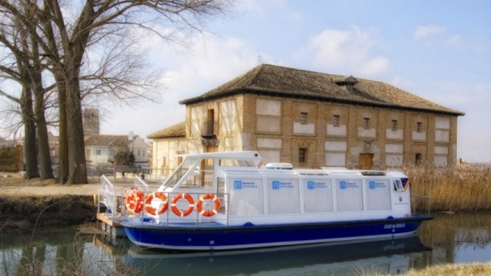 Barco por el Canal de Castilla