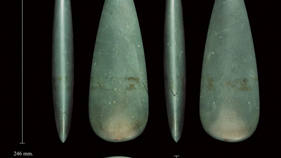 HACHA PULIMENTADA NEOLÍTICA DE JADE ALPINO. PARDES DE NAVA (4500-3900 A.C.)